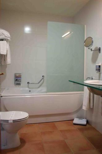 Hotel Comte Tallaferro Besalú Szoba fotó